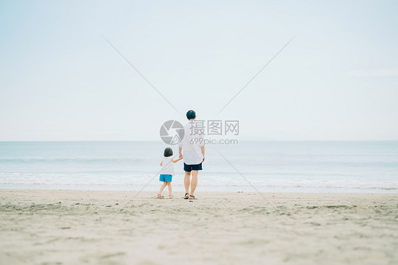 旅途旅行者夏天享受海水浴的家庭图片