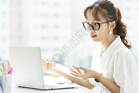 公司职员商界女资料年轻妇女开在线会议图片