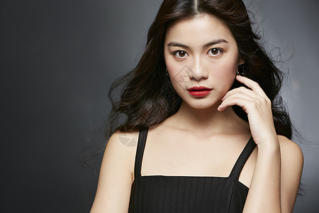 泛亚洲裙子孤独的黑色背景上的礼服肖像高清图片