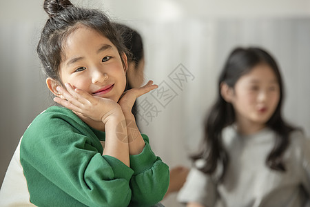 韩国女生高中生课余时间惬意休息背景