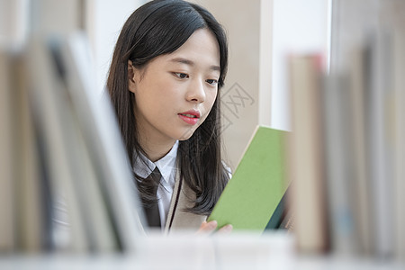 高中女学生在书架上查找书籍图片