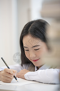 高中女学生在课桌上写作业图片