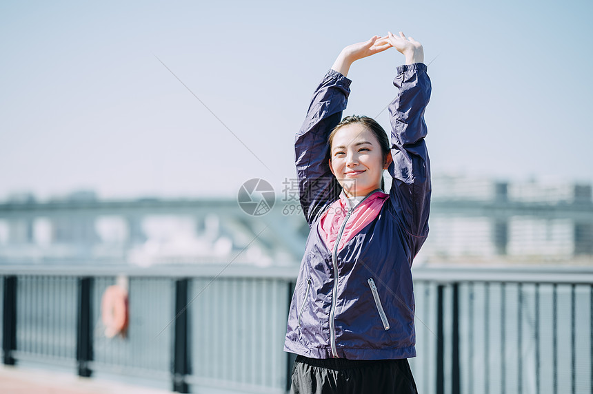 笑容微笑户外运动的女图片