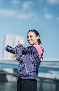 女性户外运动跑步图片