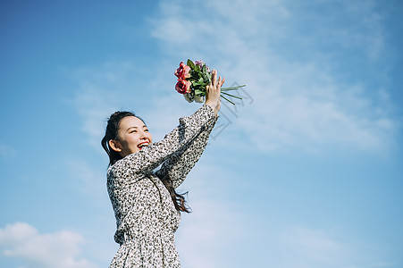 天台上拍照的年轻男女图片