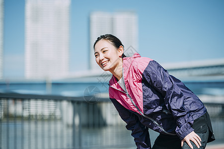 女性户外运动跑步图片