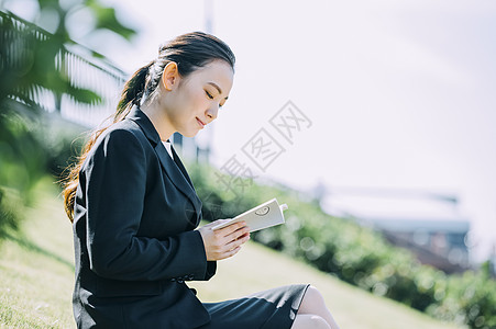 天台上拍照的年轻男女图片