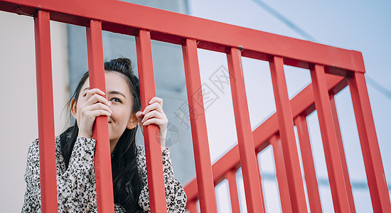 天台上拍照的年轻男女图片