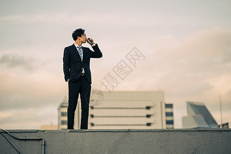 青年男性户外天台喝咖啡的商务男士背景