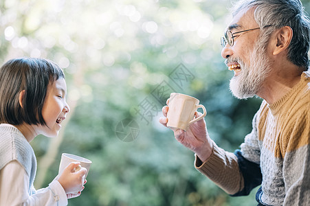 胸像男快乐的爷爷和孙子下午茶时间图片