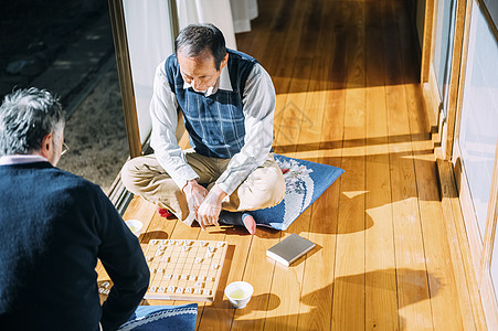 男人们走廊玩将棋图片