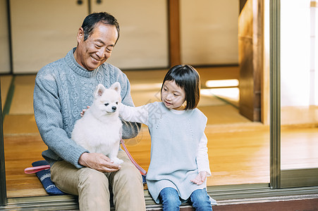 土拍院子里的祖孙和博美犬背景