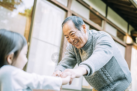 院子里陪孙女玩耍的祖父图片