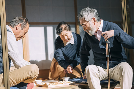 两个老人下棋图片