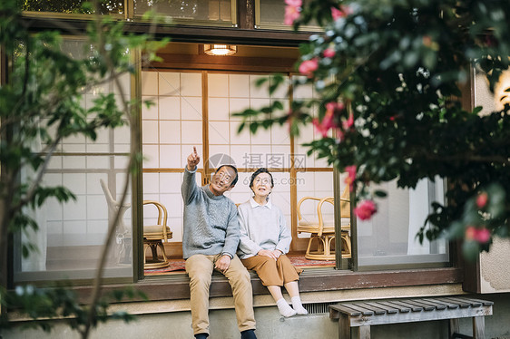 坐在院子里的一对幸福年长夫妇图片
