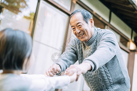 享受生活的退休老人图片