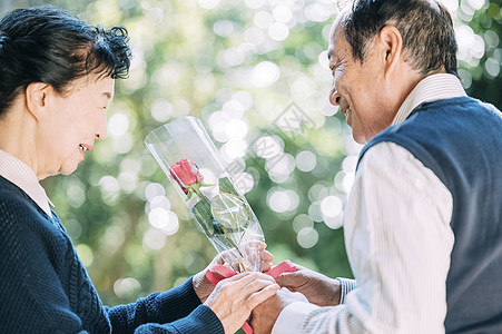 女清爽空白部分年长的夫妇献花图片