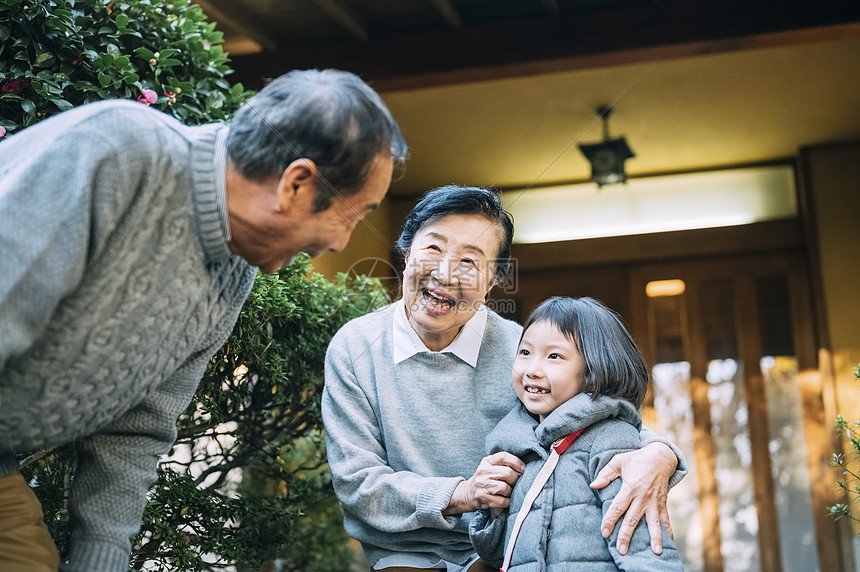 老年夫妇男小姑娘年长的夫妇问候孙子图片