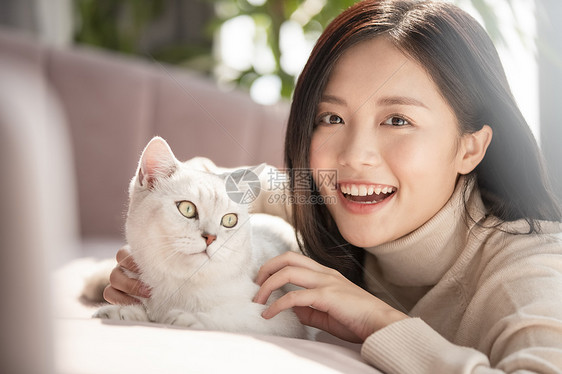 单人女人胸像和猫一起生活的年轻女子图片