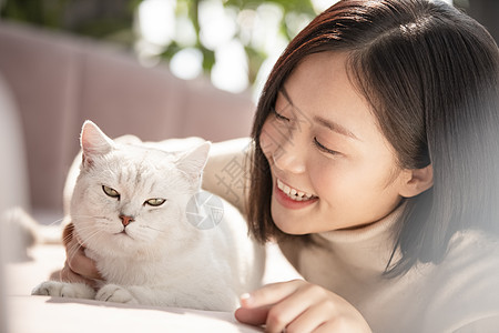 青年女子与猫咪互动图片