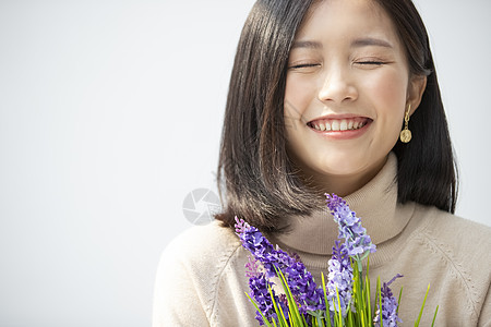 轻松活力时尚手捧花的年轻女子的画像图片