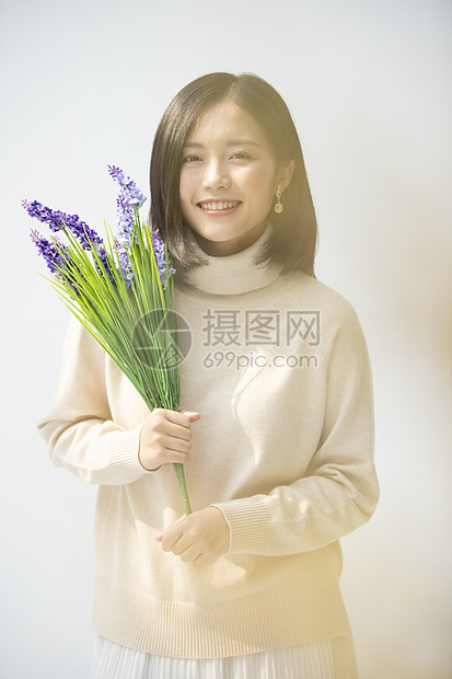 模特儿少女生活手捧花的年轻女子的画像图片