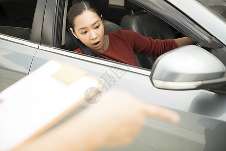 在驾校学车的女性背景图片