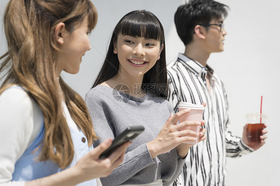 户外拿着咖啡的年轻女子图片