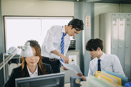 指出生意人资料工作的商人图片