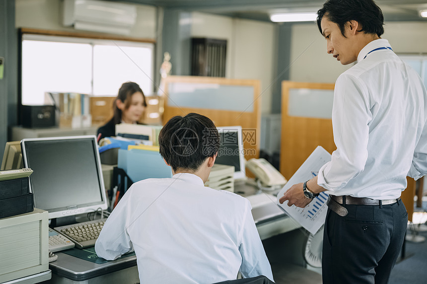 办公室拿着资料的商务人士图片