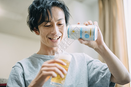 倒啤酒的男子背景图片