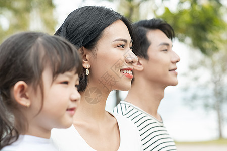 外国人儿童男子父母和孩子在户外玩的肖像图片