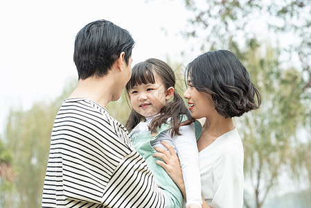 父母和小孩翠绿男子父母和孩子在户外玩的肖像图片