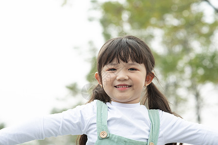 户外公园可爱的小女孩图片