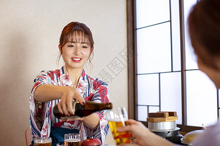 年轻女子倒酒微笑图片