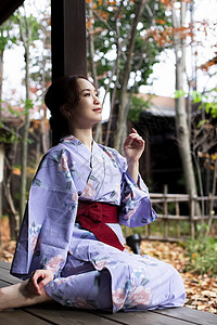 穿着日式和服微笑的年轻女子图片