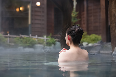 泡日式温泉的女性图片