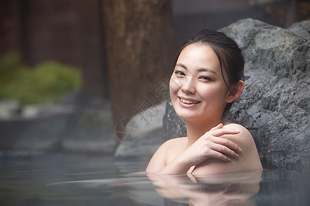 泡日式温泉的女性图片