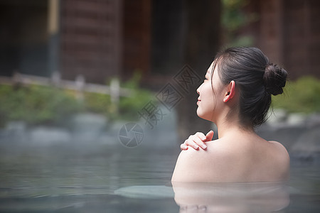 泡日式温泉的女性图片