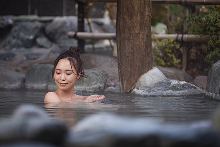 泡日式温泉的女性图片