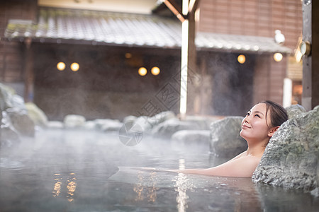 泡日式温泉的女性图片