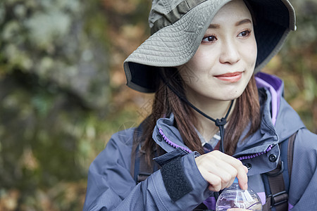 年轻女人徒步登山探险图片