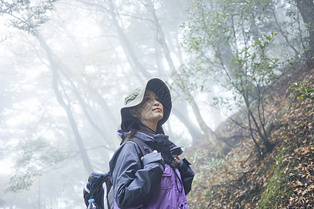 年轻女人徒步登山图片