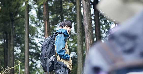 两个年轻人徒步登山图片