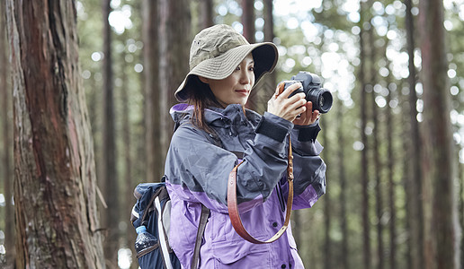 年轻女性户外徒步爬山拍照图片