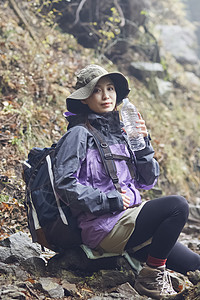 徒步旅行30多岁树木在山上休息的女人图片