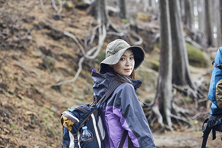 年轻女人徒步登山探险图片