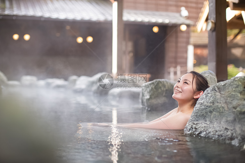 泡日式温泉的女性图片