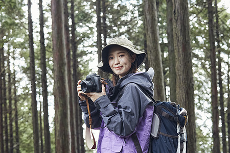 年轻女人徒步登山探险拍照图片