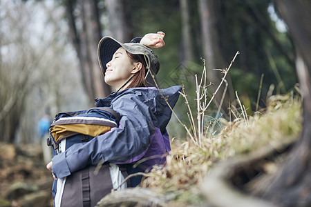 年轻女人徒步登山探险休息图片